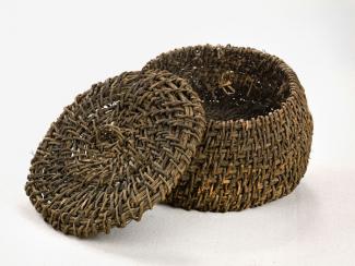 A basket that's short and round with a lid. 