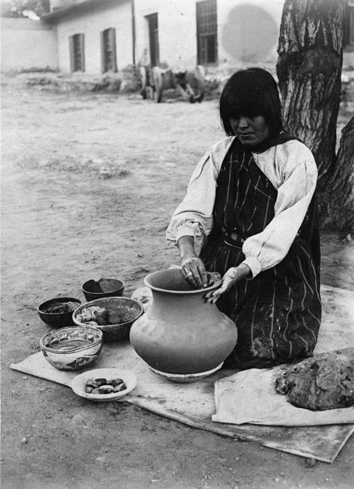black and white photo of Maria Martinez from 1912.