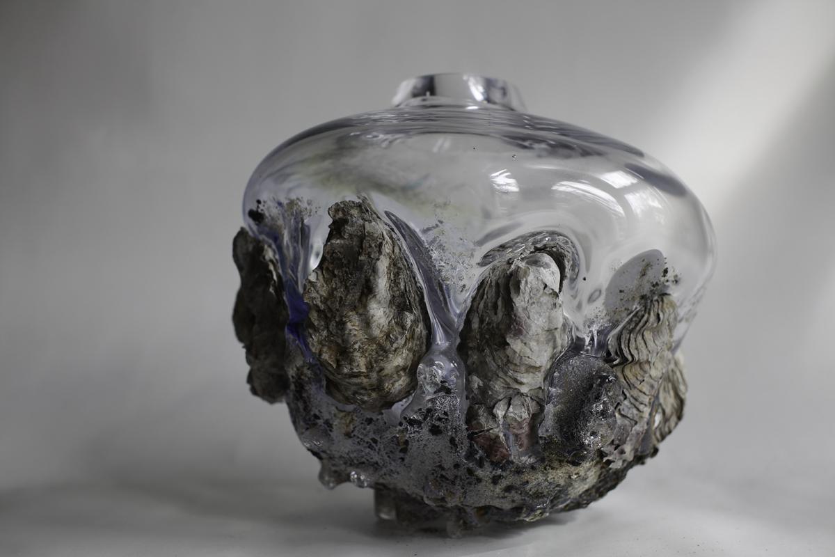 An artwork image of an object with a glass top