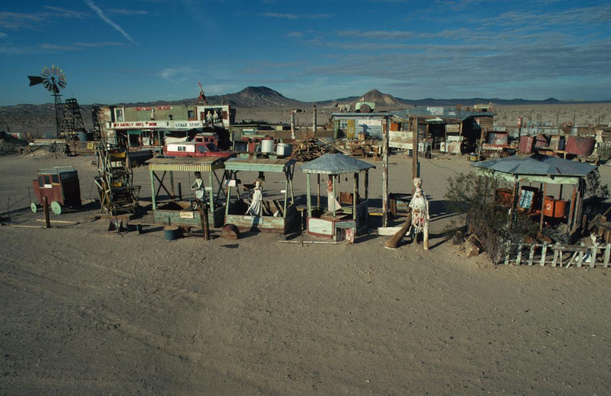 Exterior photograph of road side shop and refreshment stand.