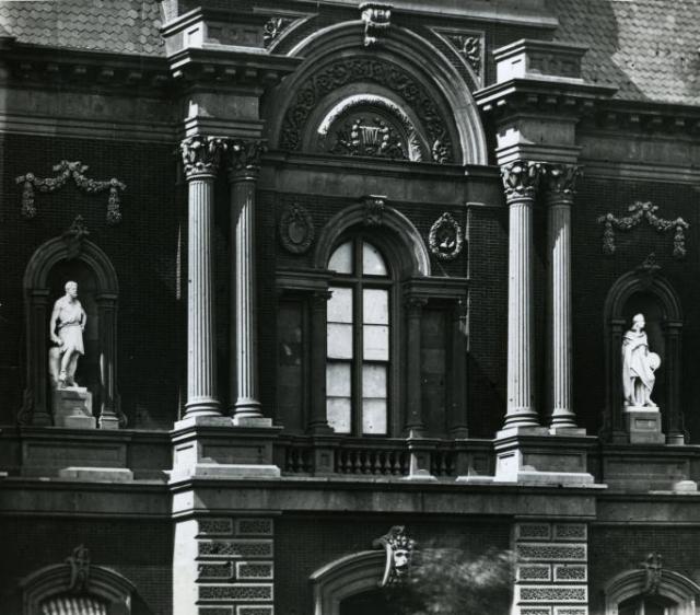Closeup shot of Renwick Gallery facade niches filled with statues