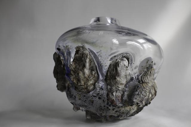 An artwork image of an object with a glass top
